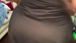 Jefa infiel es follada por empleado mientras habla con su marido por teléfono. ¡CULO ENORME!????