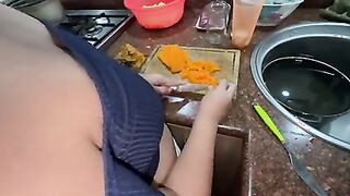 Madrastra Voluptuosa Culona es follada por su Hijastro mientras cocina. si nos cachan?????????