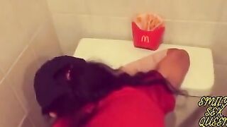 Lady Macdonals quiere sus papas con salsa especial y me la cojo en un baño publico