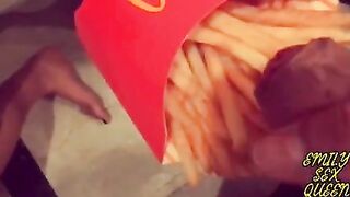 Lady Macdonals quiere sus papas con salsa especial y me la cojo en un baño publico