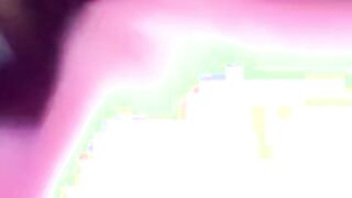 Mi novio caliente me coje sin quitarme los pantalones cortos y me da su leche en mi culito