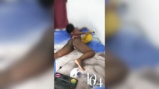 Hermanastra se desnuda, mueve sus pompis y gime con deseo