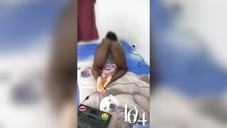 Hermanastra se desnuda, mueve sus pompis y gime con deseo