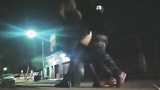 Caminando sin bragas bajo la falda sexo en público pareja en la calle parte 2 noche mirones