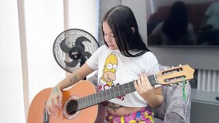 Ayudo a mi hermanastra con sus clases de música y termino follandola duro hasta venirme.