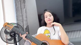 Ayudo a mi hermanastra con sus clases de música y termino follandola duro hasta venirme.