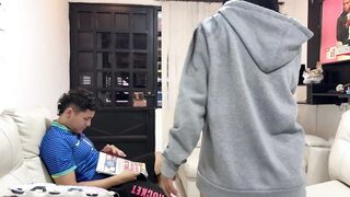 Convenzo a mi mejor amigo de hacer una pijamada para entrar al cuarto de su hermanastra y follarla.