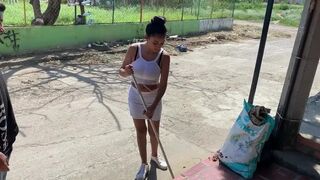 estoy aburrida barriendo afuera de mi casa y mi vecino me invita a follar y acepto
