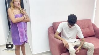 Chica rubia latina paga con sexo anal a joven repartidor y la folla duro a escondidas de su marido.