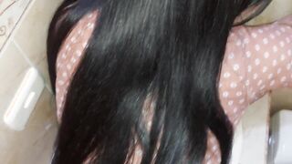 No aguante más y me folle a mi vecina en el baño