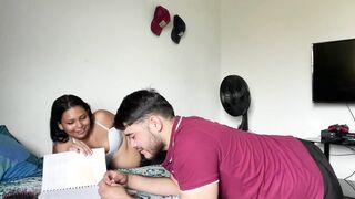 mi compañera de la universidad me da la copia y me la follo a cambio